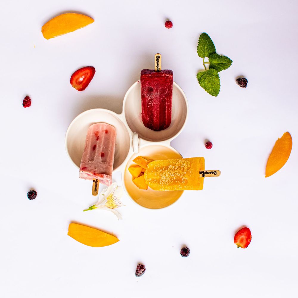 Paletas artesanales Bravoletas con frutas frescas y menta.