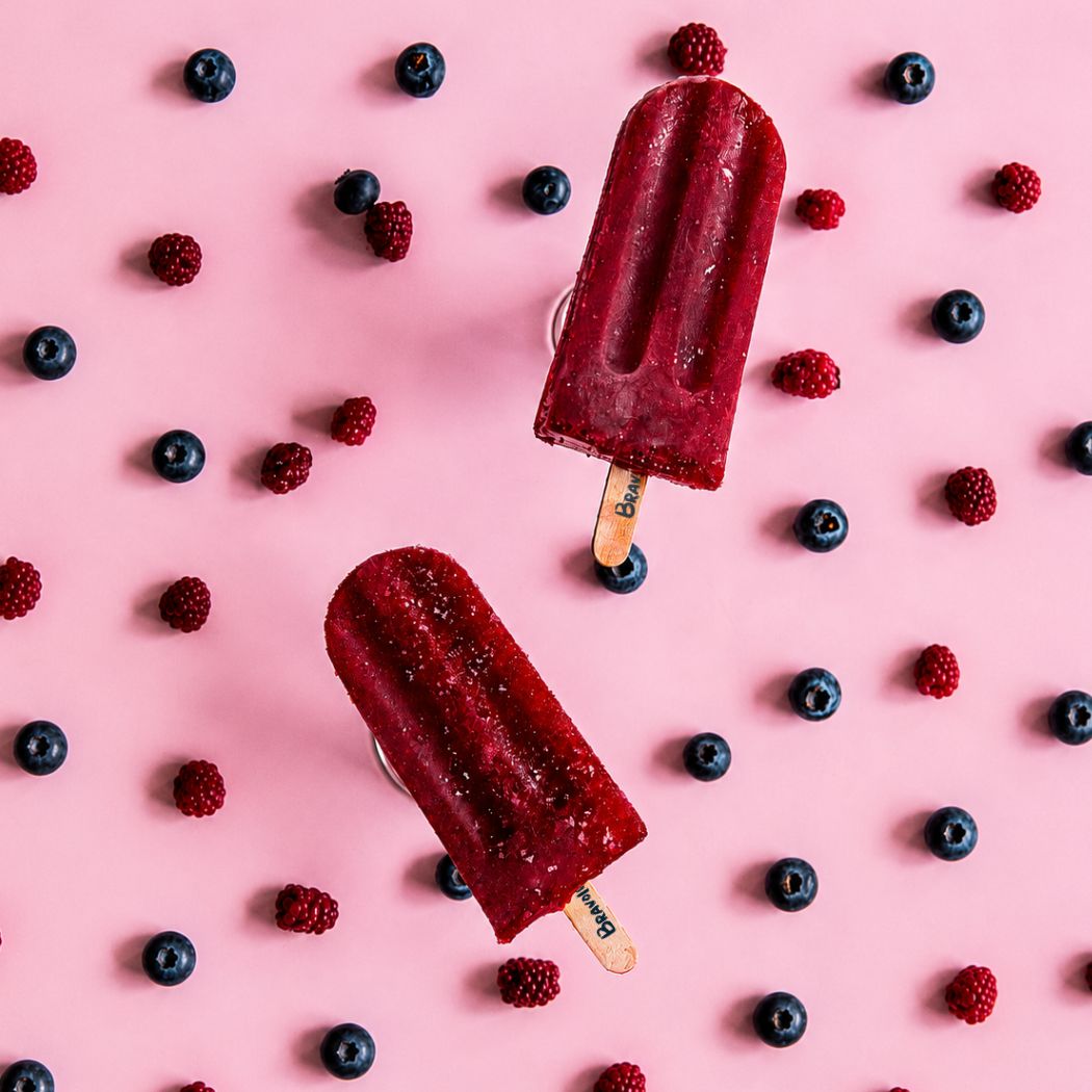 Paleta artesanal en agua de mora