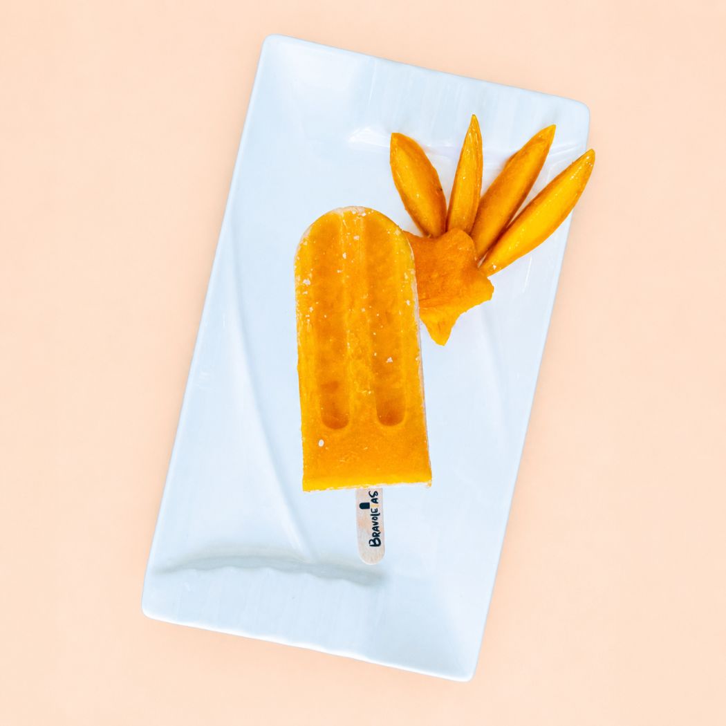 Paleta artesanal en agua de mango