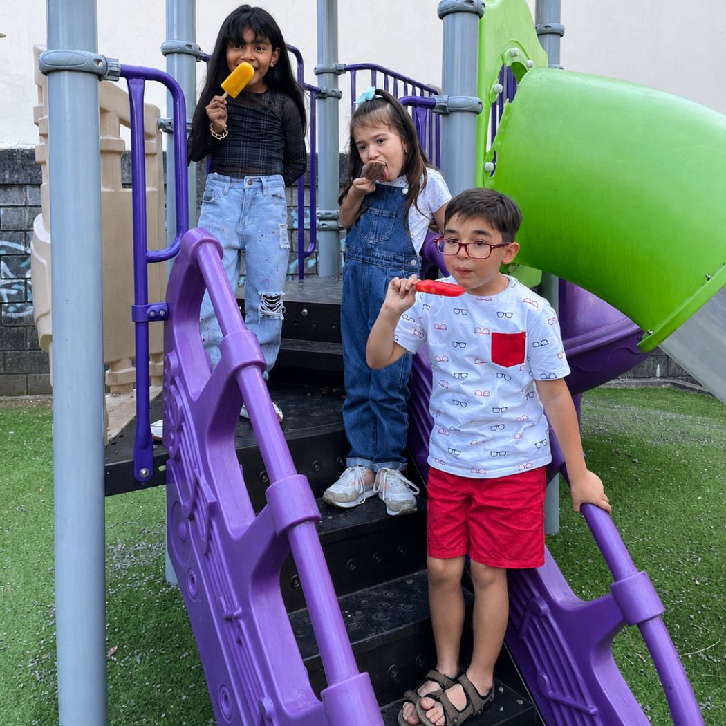Niños comiendo paletas artesanales de Bravoletas