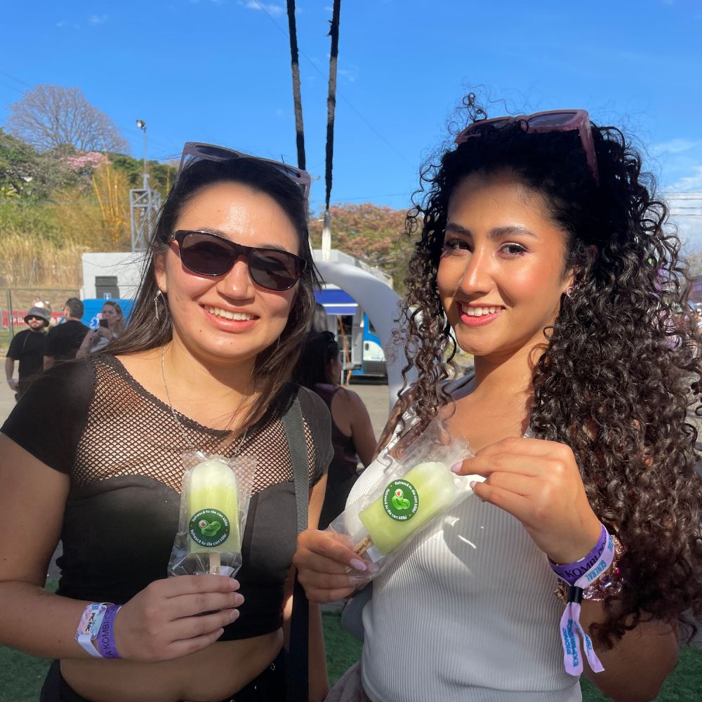 Dos clientes de Kolbi disfrutando paletas artesanales Bravoletas durante una activación de marca en Costa Rica