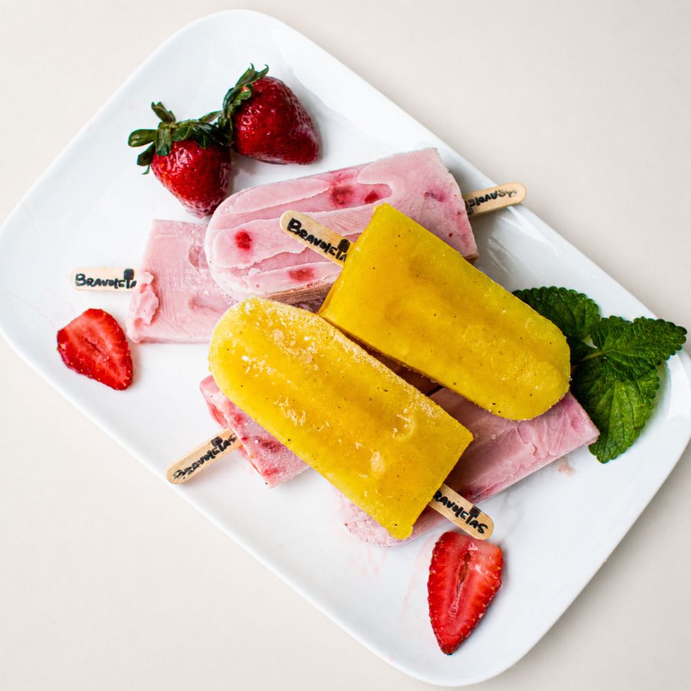 Paletas artesanales Bravoletas de fresa y mango servidas con fruta fresca