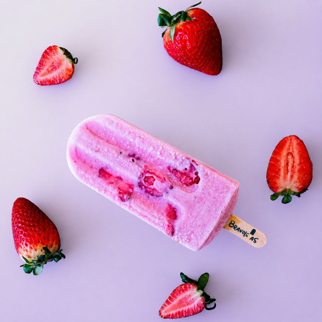 Paleta artesanal cremosa de fresa